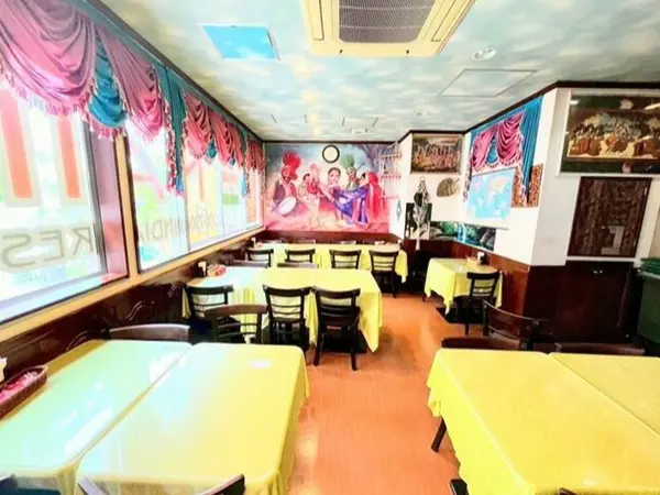 京急川崎のインド・ネパール料理居抜きの内装