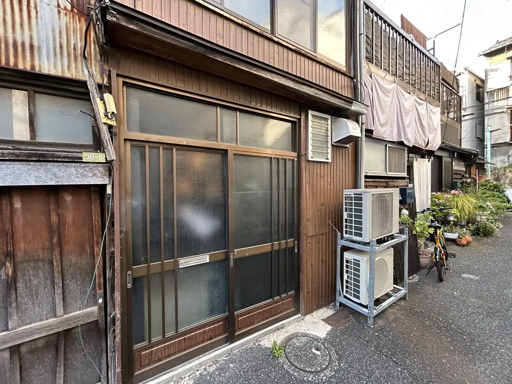 春日の事務所仕様店舗物件のエントランス