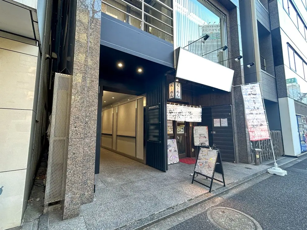貸店舗(スケルトン)のエントランス