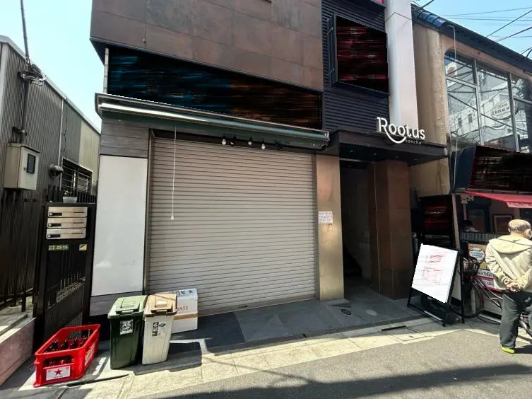 三軒茶屋の事務所仕様店舗物件のエントランス