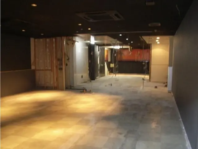 小作のスケルトン店舗物件の内装