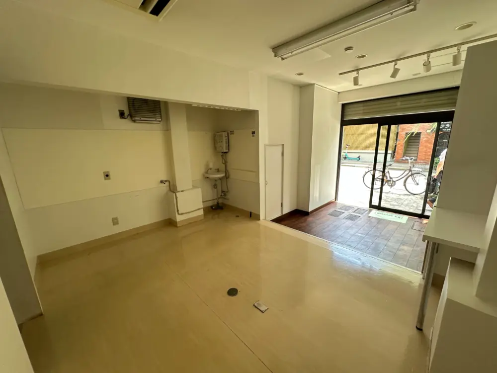 浅草の事務所仕様店舗物件の内装