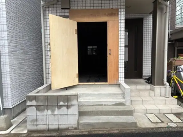 駒沢大学のスケルトン店舗物件のエントランス