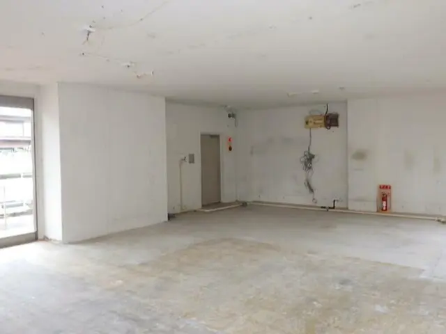 本八幡のスケルトン店舗物件の内装