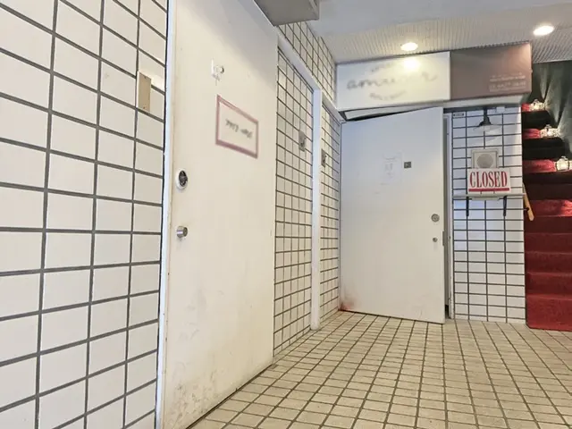 表参道のスケルトン店舗物件のエントランス