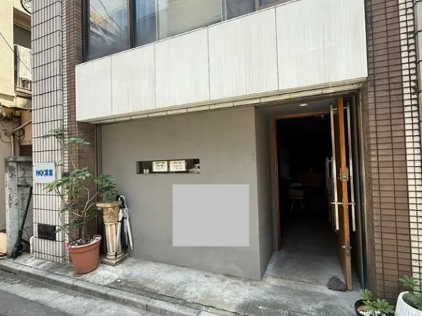 蔵前の事務所仕様店舗物件のエントランス