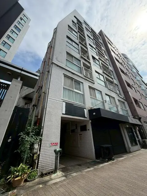 西新宿五丁目の物販居抜きの外観