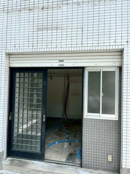 川崎大師のスケルトン店舗物件の入口