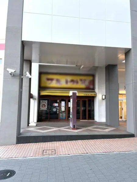 十日市場のスケルトン店舗物件の外観
