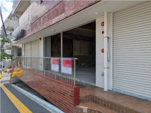 貸店舗(スケルトン)の入口