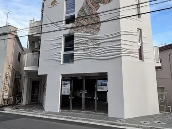 大倉山のスケルトン店舗物件のエントランス