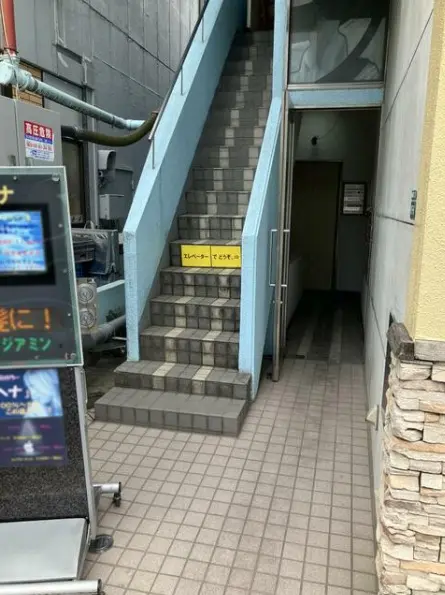 新大塚のスケルトン店舗物件のエントランス