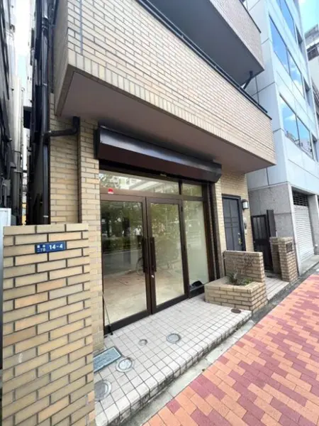 築地の事務所仕様店舗物件のエントランス