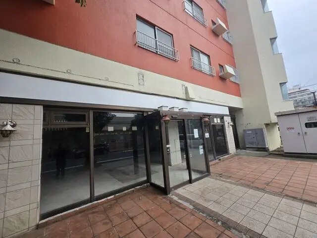 貸店舗(スケルトン)の外観