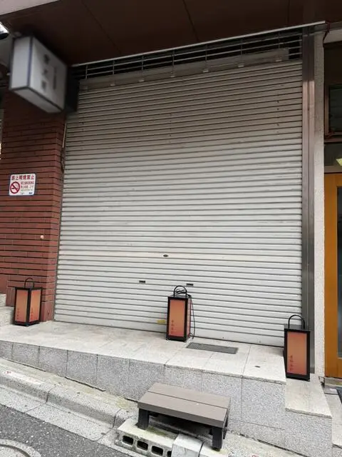 赤坂のスケルトン店舗物件のエントランス