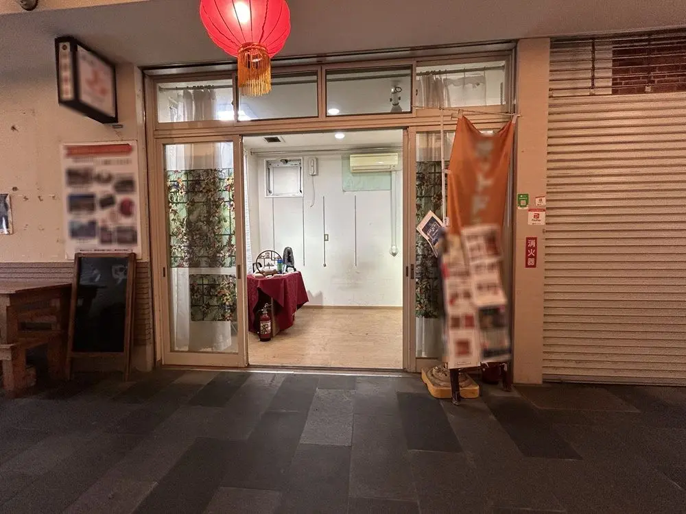 大師前の事務所仕様店舗物件のエントランス