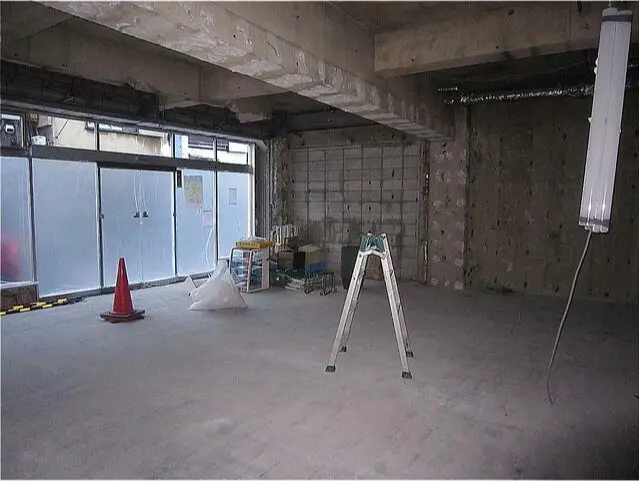 三軒茶屋のスケルトン店舗物件の内装