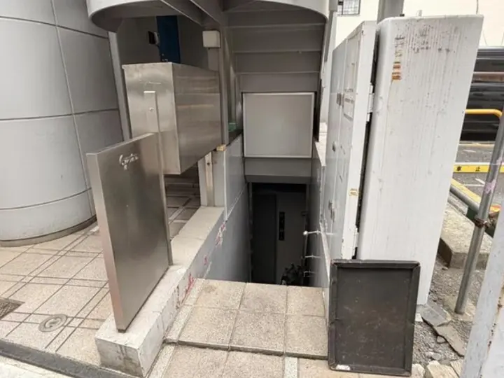 貸店舗(スケルトン)の入口