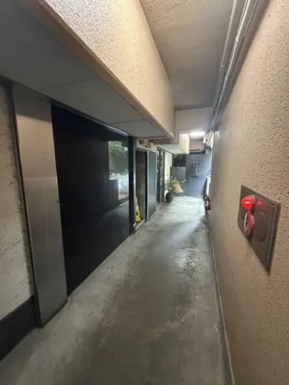 貸店舗(スケルトン)のエントランス