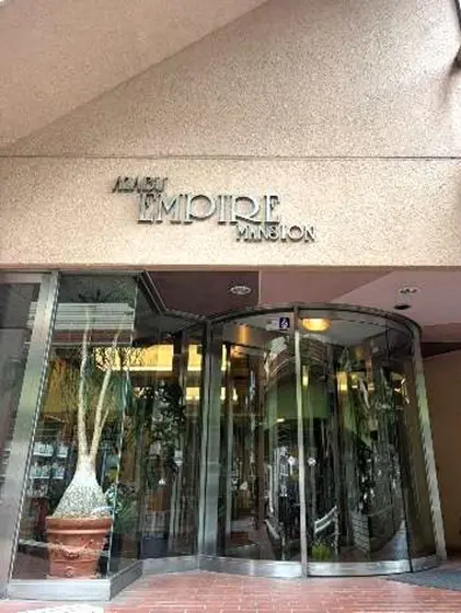 六本木のスケルトン店舗物件の入口