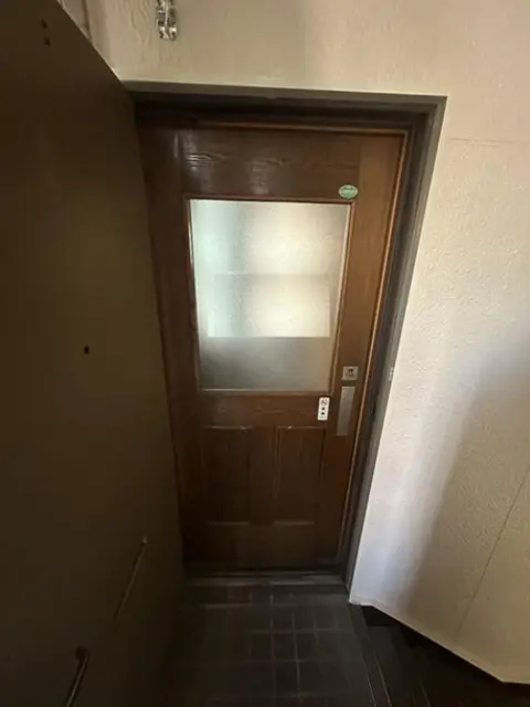 石川町の居抜き店舗のエントランス